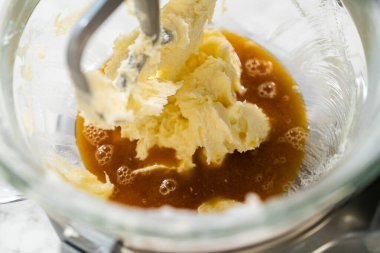 Karıştırma kabında tereyağı ve akçaağaç pekmezi, ince baharat aromalı Solgun Zencefilli Kurabiyeler için pürüzsüz bir taban oluşturuyor. Karıştırmaya hazır.