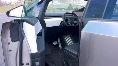 Denver, Colorado, ABD-28 Nisan 2024 Tesla Siber Kamyonu burada boş bir otoparkta, bulutlu bir gökyüzünün altında eşsiz açısal ve metalik şeklini vurgulayarak ele geçirildi.