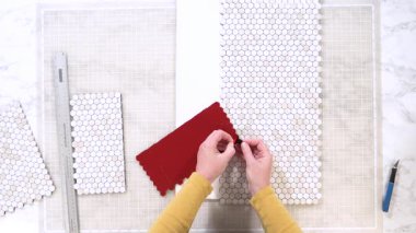 Düz yatıyordu. Kabuk soyma ve köpük tahtaya mozaik fayanslar yapıştırma sürecinde, yemek fotoğrafçılığı stüdyolarını estetik olarak geliştirmek için mükemmel..