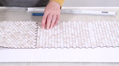 Kabuk soyma ve köpük tahtaya mozaik fayanslar yapıştırma sürecinde, yemek fotoğrafçılığı stüdyolarını estetik olarak geliştirmek için mükemmel..