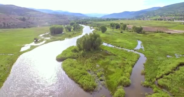 Colorado River bei malerischer Aussicht in der Nähe von i70. — Stockvideo