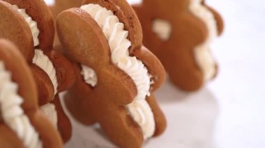 Yumurtalı tereyağlı zencefilli kurabiyeler dikkat çekiyor. Renkleri yumurta likörü kremasını nazik bir arkaplanda tamamlıyor. Bu şenlikli ziyafetler ev yapımı bir cazibe yayıyor..