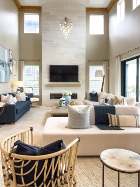 Castle Pines, CO, ABD-6 Ekim 2025 - İçinde şömine, uzun pencereler ve nötr renkli mobilyalar bulunan geniş, modern bir oturma odası. Mekan doğal ışıkla dolu. Zarif ve...