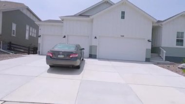 Parker, Colorado, ABD-30 Mayıs 2025 - Taş merkezli girişi ve temiz beton yolu olan modern bir ev. Gün ortası güneşi altında yakalanan bölge sessiz ve iyi korunuyor..