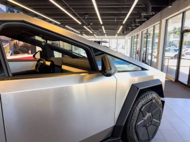 Colorado Springs, CO, ABD-1 Ekim 2025 - Tesla Siber Kamyonu parlak ışıklandırma ve modern iç tasarımla bir sergi salonunda sergileniyor. Paslanmaz çelik gövde ve açısal tasarım