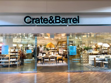 Lone Tree, CO, ABD-27 Ekim 2025 - Bir alışveriş merkezindeki Sandık ve Fıçı mağaza girişinin geniş açılı görüntüsü. Temiz cam tasarımı ev dekorasyonu ve mobilyaları düzgünce düzenlenmiştir.