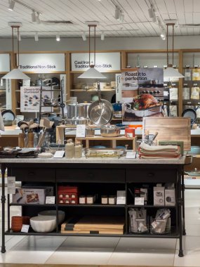 Lone Tree, CO, ABD-27 Ekim 2025 - Crate and Barrel mutfak gereçleri bölümünün geniş açılı görüntüsü. Ekranda yemek takımı, çatal bıçak ve ev aksesuarları düzgünce dizilmiş raflar yer alıyor