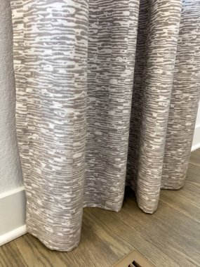 Zemin uzunluğunda gri perdeler, ince desenli perdeler, yumuşak ışıklandırılmış bir iç odada ahşap zemin ile buluşması için..