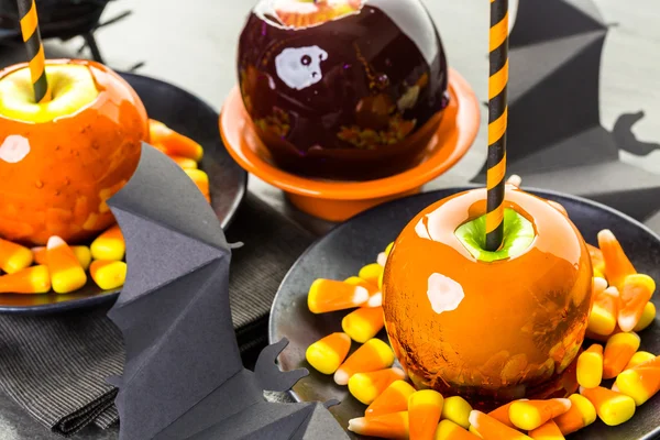 Süßigkeitenäpfel zu Halloween — Stockfoto