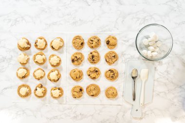 Hayalet Çikolata Parçalı Kurabiyeler erimeden önce üzerine şekerlemeler yerleştirilmiş. Cadılar Bayramı temalı yemek tarifleri ve adım adım tatlı dersleri için ideal..