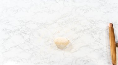 Düz yatıyordu. Fransız merdanesiyle rulo ekmek hamuru pişirip mayasız tarçınlı kek pişirmek..