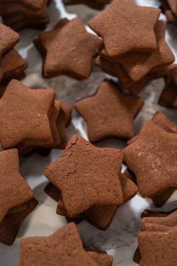 Güzelce istiflenmiş zencefilli kurabiyelerin zengin, baharatlı dokusunu ve mükemmel şeklini vurgulayan yakın plan görüntüsü..