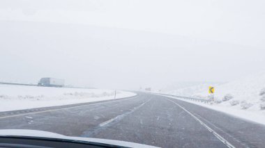 POV-Elektrikli araç Batı Colorado 'daki bir kış fırtınası sırasında I-70 otoyolunda ustaca yol alırken yakalandı..