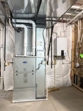 Castle Rock CO USA-Mayıs 04-2025 - Damalı beyaz yorgan, mavi aksanlı yastıklar ve yumuşak ışıklandırmayla çağdaş yatak odası. Gayrimenkul listeleri, iç tasarım vitrinleri ya da