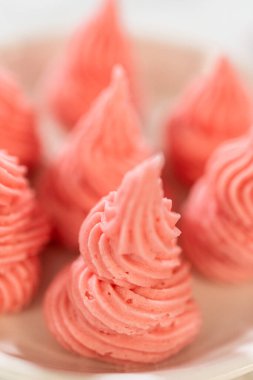 Paskalya Kurabiyesi Sandviçi 'nin ahududu kremalı tarifiyle süslenmiş, kenarları kıvrımlı ahududu kremalı süsleme. Yemek blogları ya da şenlik için mükemmel