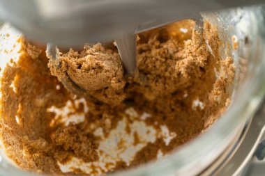 Çikolatalı zencefilli kurabiye kurabiye hamuru karışımında krema ve esmer şeker bir arada. Bu adım hamur için pürüzsüz, yumuşak bir taban sağlar, dokusunu ve tadını arttırır..