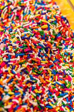 Renkli serpintilere uzanan bir elin dikey görüntüsü. Görüntü, oyunculuk ve yaratıcılığı çağrıştırıyor..