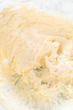 Adım adım küçük salatalıklı sandviçler, dilimlenmiş beyaz ekmek, krem peyniri ve ince dilimlenmiş salatalıklar. Parti aperatifleri, öğleden sonra çayı ya da gelin partisi için ideal.