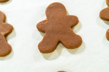 Parşömen kağıdındaki zencefilli kurabiyenin yakın plan görüntüsü, onun şenlikli tasarımını ve pişmiş sonunu vurguluyor..