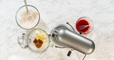 Standart karıştırıcı, baharatlı un, yumuşatılmış tereyağı ve pekmez karışımı ile hazırlanmış bir fırın. Hepsi klasik zencefilli kurabiye hamuru yapmak için hazırlanmış. Her malzeme hazırlandı ve karıştırılmaya hazır..