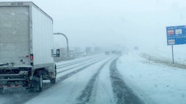 Parker, Colorado, ABD-9 Ocak 2025 Broomfield, Colorado 'da şiddetli bir kış fırtınası sırasında karla kaplı bir yolda ilerleyen bir tır. Kar yağışı görüş mesafesini düşürmeye devam ediyor.