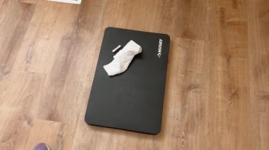 Süpürge, CO, USA-177 - 08 Aralık 2024 - Boya bandı süpürgeliğin üzerinde eşit aralıklarla duran yeni yenilenmiş bir odanın köşesi. Duvar delikleri ve açık renkli döşemeler temizliği arttırır.