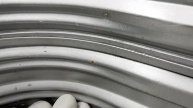 Modern bir metal pencerenin içindeki pürüzsüz, beyaz dekoratif taşlar. Peyzaj ya da bodrum katı güvenlik görüntüleri için ideal.