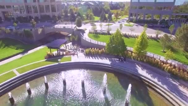 Luchtfoto van ronde fontein in Businesspark. — Stockvideo