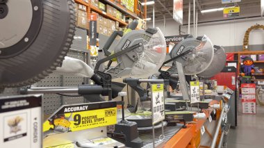 Parker, Colorado, ABD-26 Ekim 2024 - Home Depot mağazasındaki bir rafta elektrikli testereler ve ahşap işçiliği aletleri sergileniyor. Ürün tabelaları ve fiyatlandırması, aşağıdaki araçlarla görülebilir