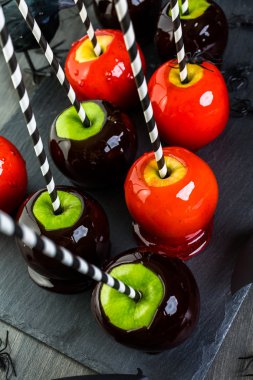 El yapımı kırmızı şeker elma