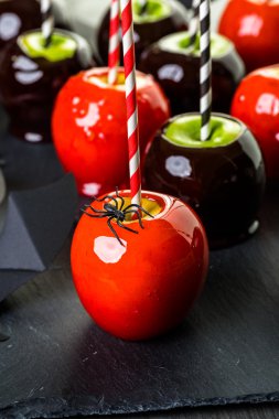 El yapımı kırmızı şeker elma