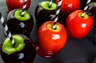 El yapımı kırmızı şeker elma