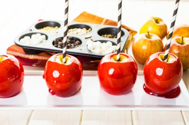 El yapımı kırmızı şeker elma