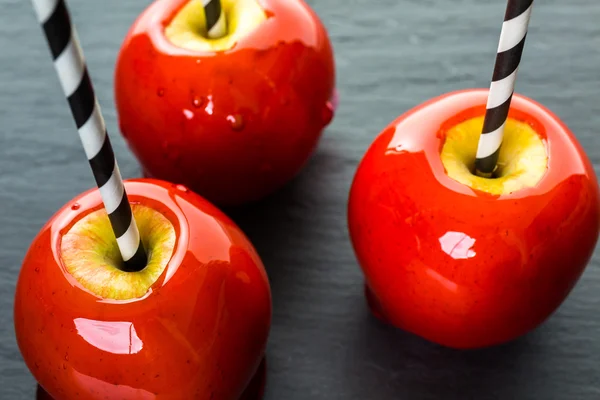 Handgemachte rote Bonbonäpfel — Stockfoto