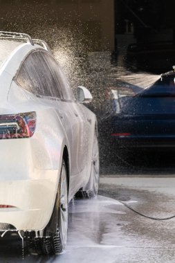 Banliyö yolunda elektrikli bir arabayı etkin bir şekilde temizlemek, eko-bilinci pratiklikle birleştirmek..