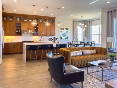 Parker, Colorado, ABD-19 Haziran 2025 - Castle Rock model bir evde lüks bir ev mutfak tezgahı, sıcak tonlu oturma odası ve modern aydınlatma donanımı. Yerleşim planı parlak ve...