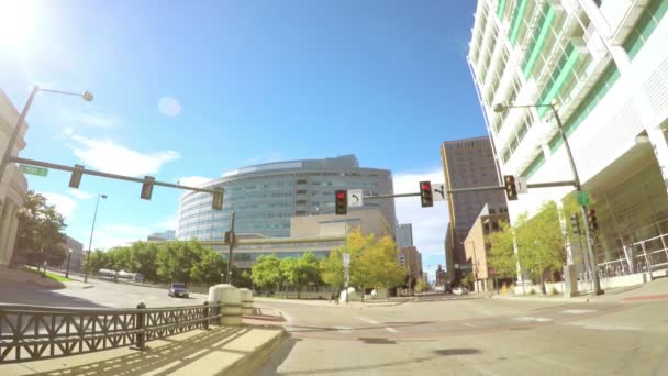 Mit dem Auto durch die Innenstadt von Denver. — Stockvideo