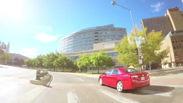 Mit dem Auto durch die Innenstadt von Denver. — Stockvideo