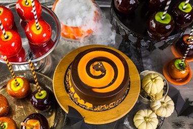 elma şekeri ve Cadılar Bayramı partisi için kek-pasta.