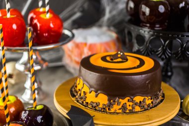 elma şekeri ve Cadılar Bayramı partisi için kek-pasta.