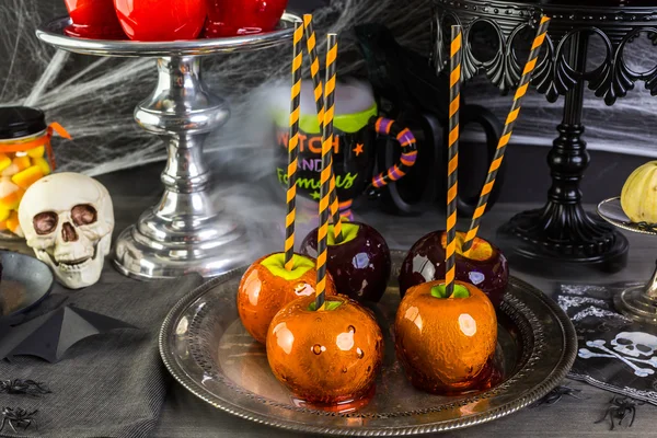 Jabłka cukierki na Halloween party — Zdjęcie stockowe