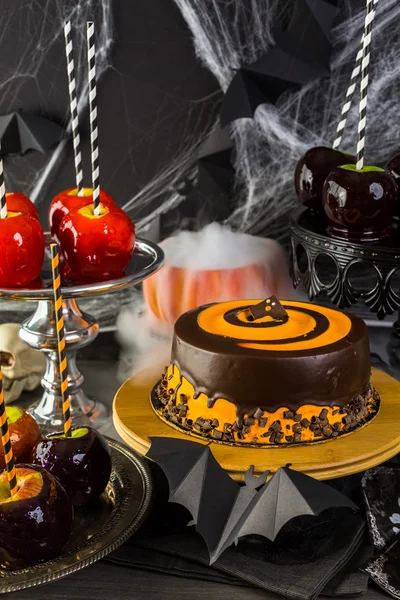 Cukierki jabłek i tort dla Halloween party. — Zdjęcie stockowe