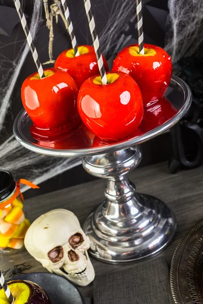 Jabłka cukierki na Halloween party — Zdjęcie stockowe