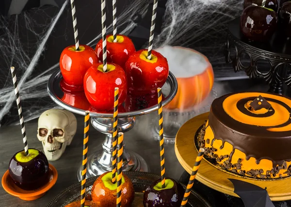Candy apples and cake for Halloween party. — Stock Photo, Image