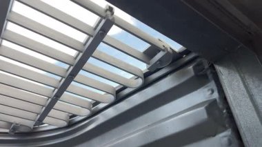 Güvenlik için pencerenin üstüne yerleştirilmiş çelik ızgaranın açılı görüntüsü. Gayrimenkul, ev güvenliği veya inşaat odaklı medya için harika.