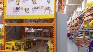 Broomfield, CO, ABD-19 Ekim 2025 - Slow Motion - Hırdavatçıların araç gereç ve inşaat malzemeleriyle dolu arabaları ittiğini gösteren geniş bir koridor. Temiz ve...