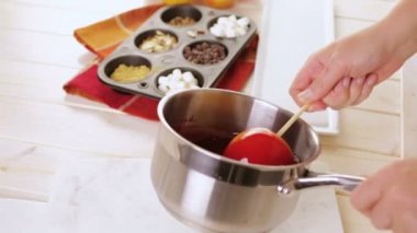 El yapımı kırmızı şeker elma