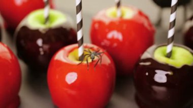 Cadılar Bayramı partisi için şeker elma