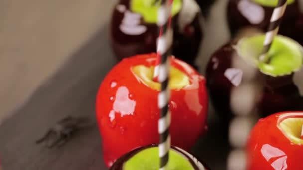 Цукерки яблука для вечірки на Хелловін — стокове відео