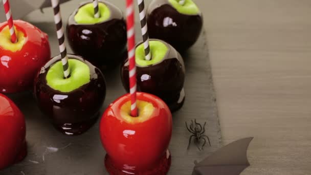 ハロウィーン パーティーのためのリンゴ飴 — ストック動画